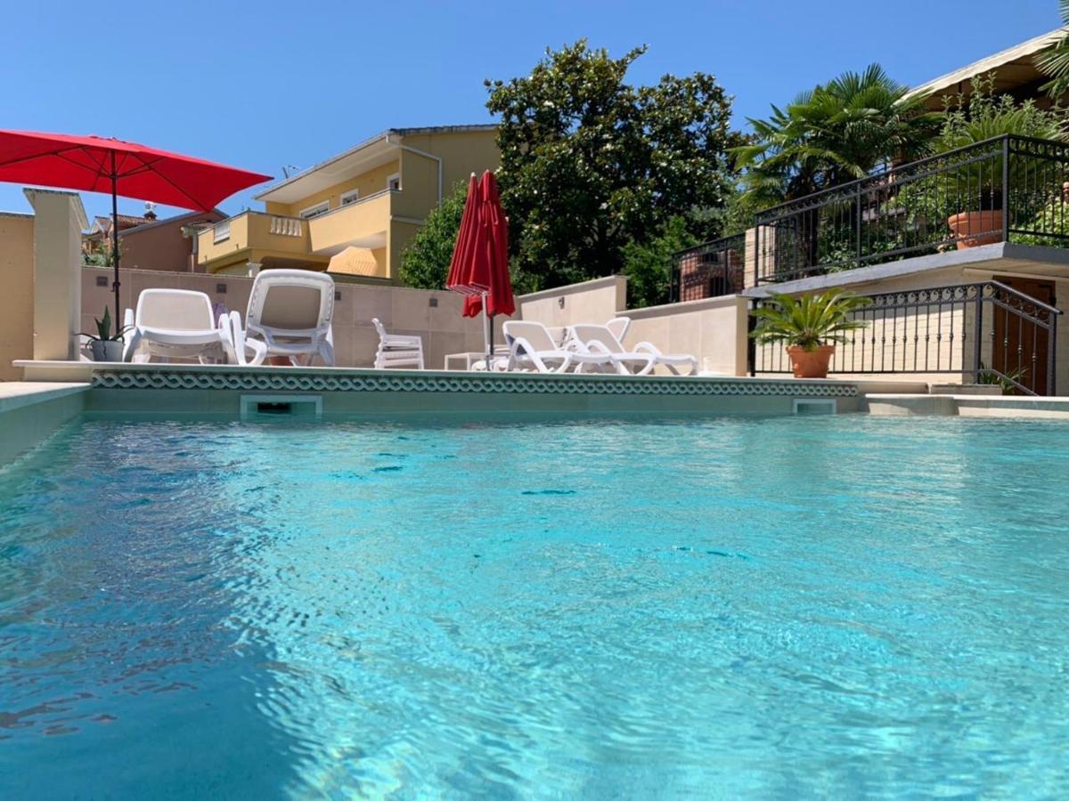 Grand Pool Apartment Ika-אופטיה מראה חיצוני תמונה